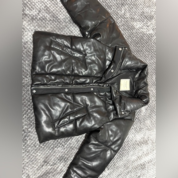 Abercrombie & Fitch Vegan Leather Short Puffer
Size Large - Picture 1 of 3